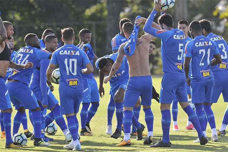 Zagueiro Digão passou por corredor polonês antes de participar de seu primeiro treino com o grupo