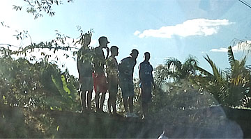 Torcedores subiram em muro em frente à Toca II para tentar descobrir a escalação do Cruzeiro