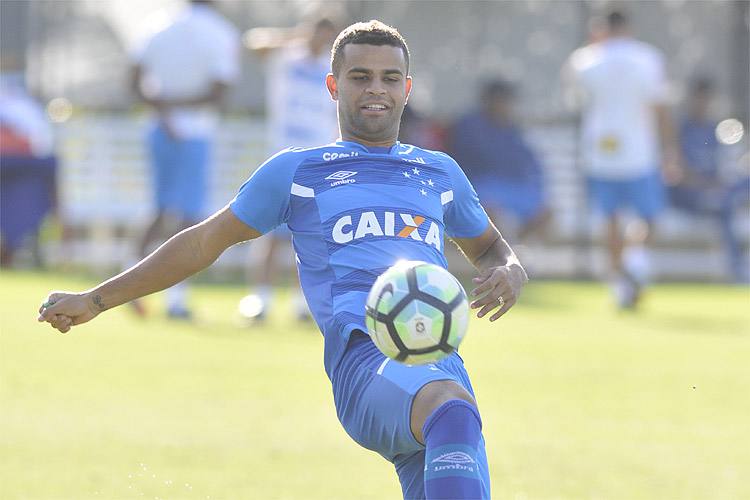 Recuperado de fadiga muscular, o jovem meia-atacante Alisson estará à disposição de Mano nesta quarta