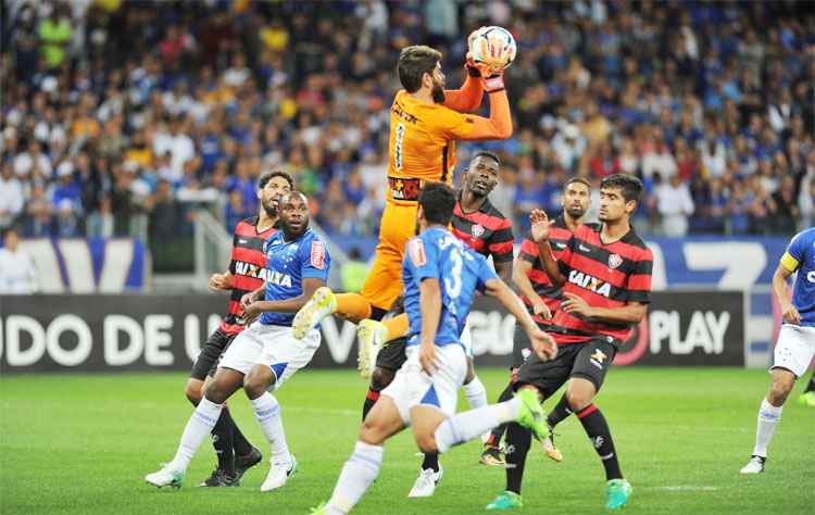 Goleiro Fernando Miguel, do Vitória, foi o destaque da partida deste domingo