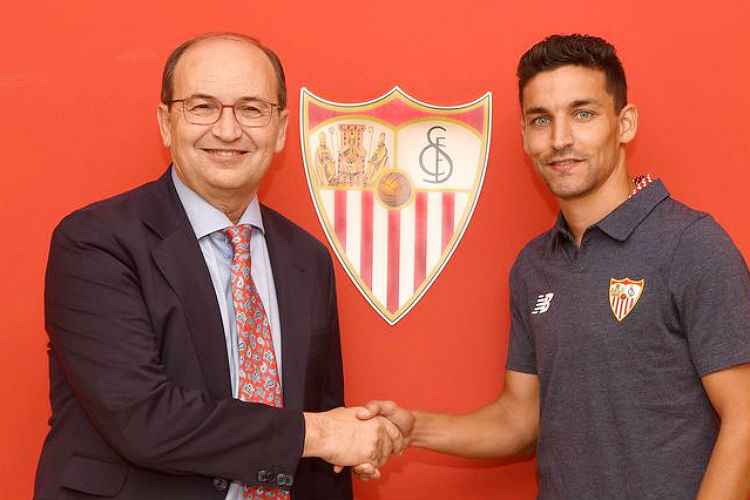 Jesús Navas assina com Sevila contrato por quatro anos