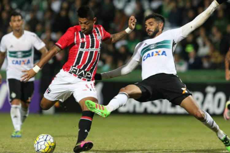 Tricolor receberá o Coritiba em um confronto direto, às 19h30, no Morumbi