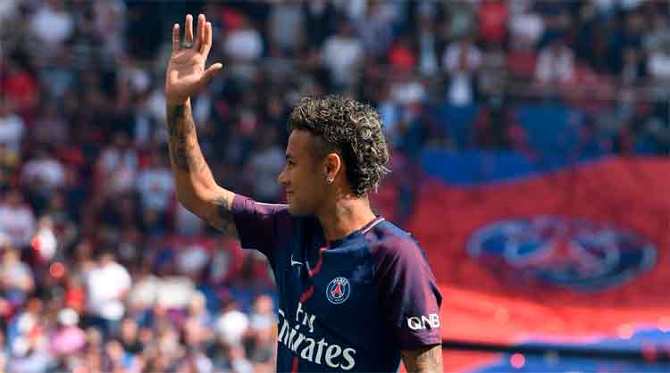 Com a camisa 10 do PSG, Neymar foi convocado a entrar no gramado pelo presidente do clube