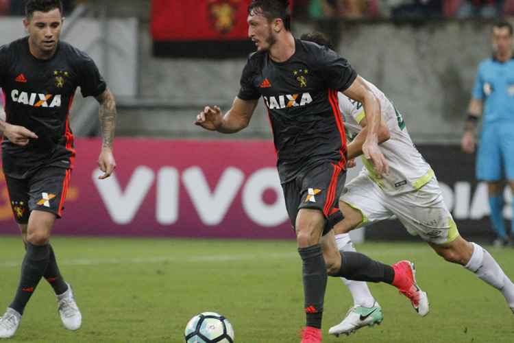 Lateral esquerdo Sander deve ser a opção do técnico Vanderlei Luxemburgo para a vaga de Mena
