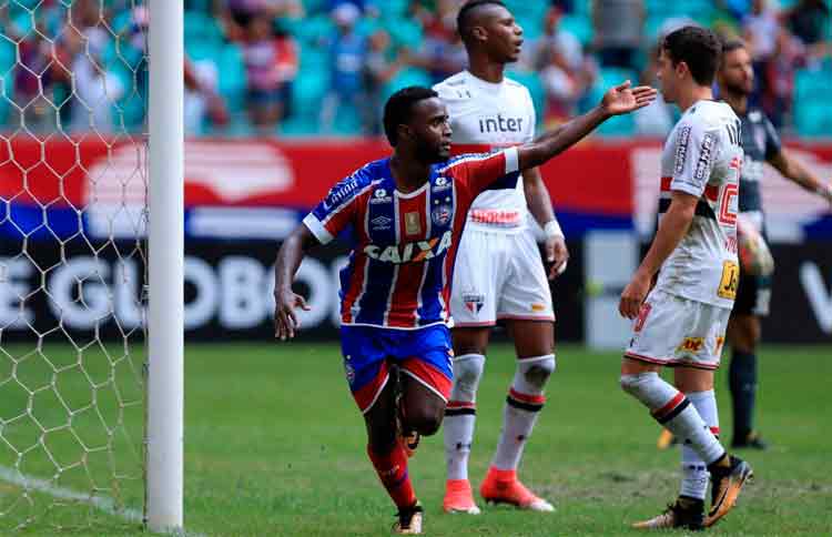 Mendoza, ex-Corinthians, marcou o segundo gol da vitória baiana