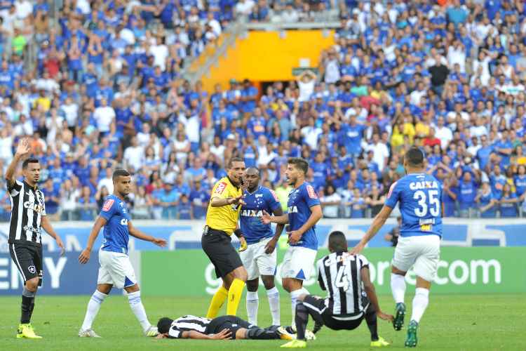 Punido contra o Botafogo, Lucas Silva acumulou três cartões amarelos e está suspenso no Brasileiro