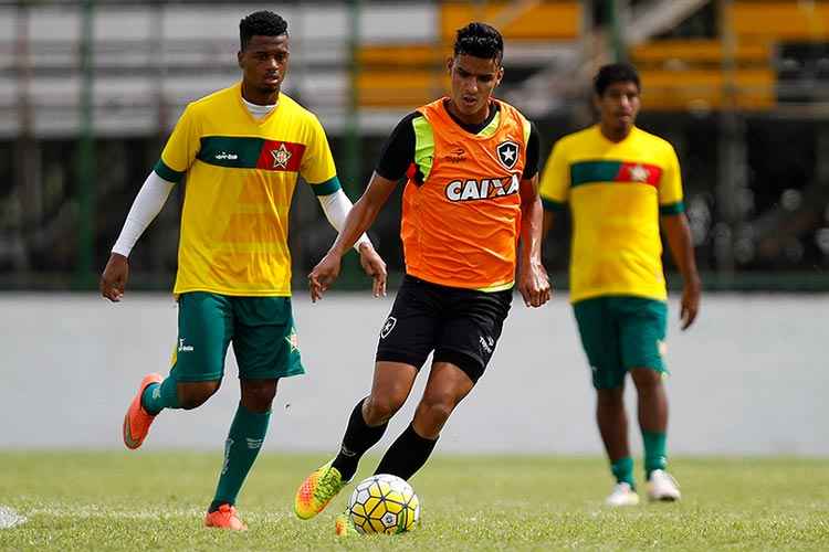 Meia-atacante Pachu, de 21 anos, disputou sete partidas como profissional do Botafogo