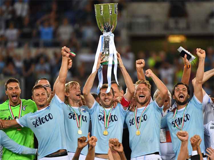 Lazio ergue taça da Supercopa da Itália no começo da temporada e ganha ânimo para Italiano