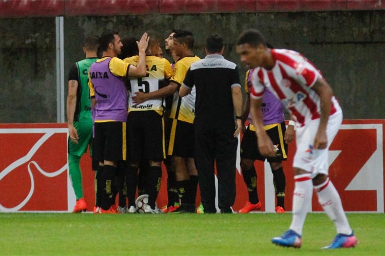 Última derrota do Náutico em casa aconteceu frente ao Criciúma e derrubou o técnico Beto Campos