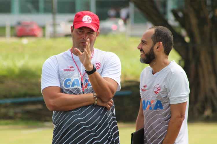 Roberto Fernandes adiantou que vai abrir mão do esquema com três zagueiros utilizados ante o América