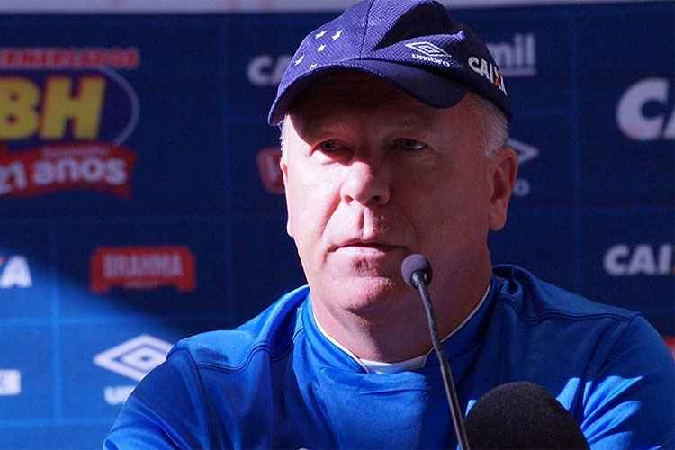 Técnico Mano Menezes falou sobre vários temas em entrevista concedida antes do último treino