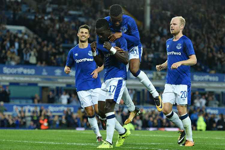 Volante senegalês Idrissa Gueye (17) fechou marcador e ajudou Everton a encaminhar classificação