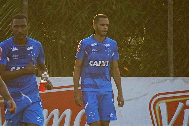 Careca participou de atividade com bola na tarde desta sexta-feira, na Toca da Raposa II