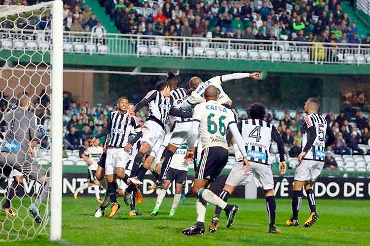 Empate no Couto Pereira não foi bom para as duas equipes, que permaneceram estagnados no Brasilerio