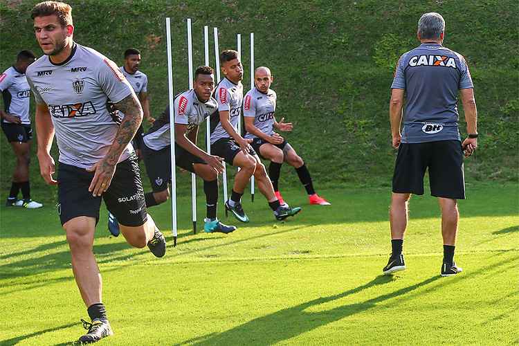Rafael Moura vai comandar o ataque do Atlético no duelo contra o Fluminense no Maracanã
