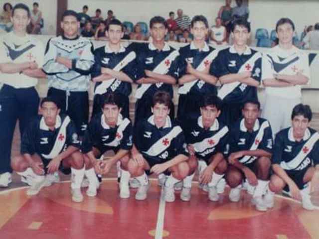 Zé Ricardo (último em pé da E para a D) foi técnico do futsal do Vasco em 1993