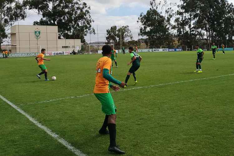 Profissionais venceram equipe sub-20 do América por 6 a 0, no CT Lanna Drumond 
