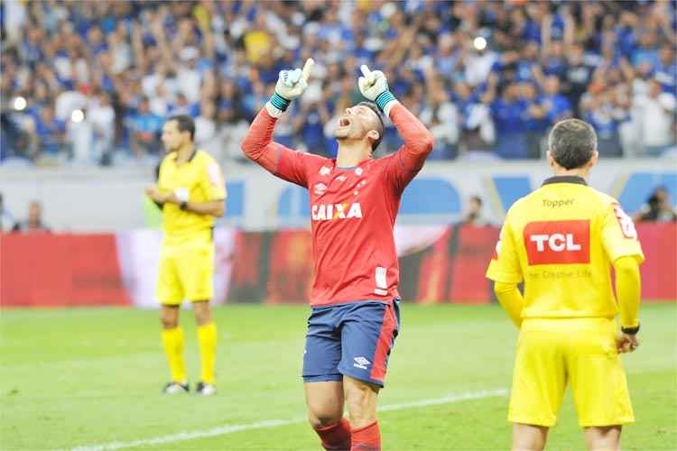 Fábio defendeu um pênalti e viu uma bola do Grêmio na trave e outra no travessão