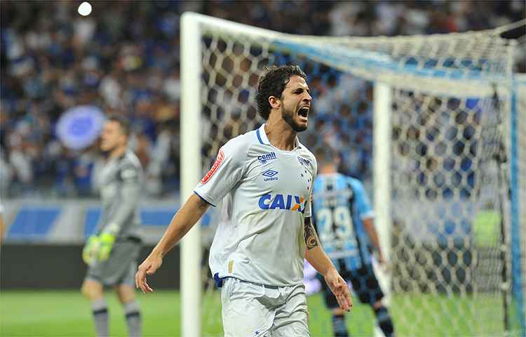 Hudson corre para a galera ao marcar o gol que levou o Cruzeiro à decisão por pênaltis