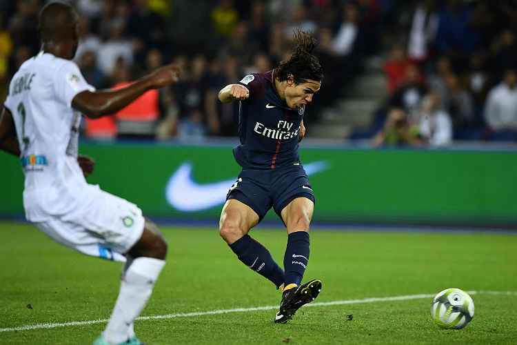 Uruguaio Cavani fechou o marcador com gol de letra, aos 44 minutos da segunda etapa