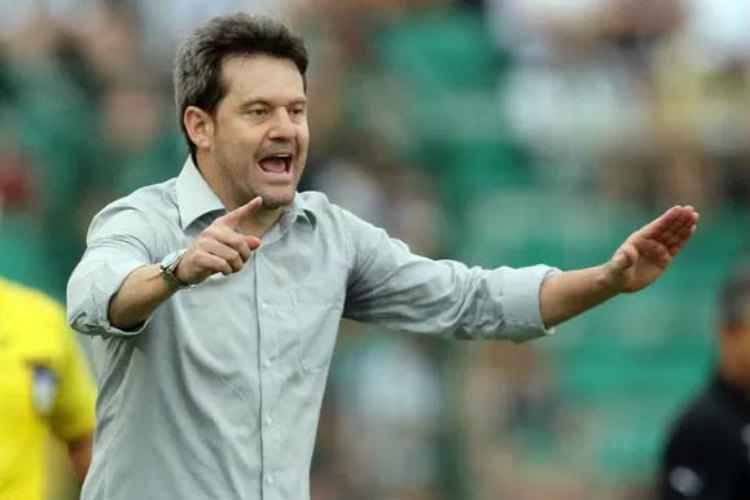 Argel assumiu o Goiás há pouco mais de uma mês e teve duas vitórias, dois empates e três derrotas