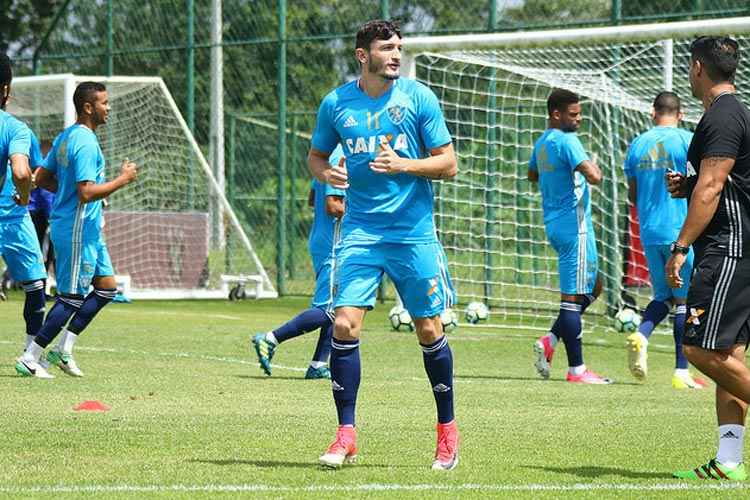 Lateral Sander: "Estou feliz pela convocação dele (Mena) e mais feliz ainda pela oportunidade que vou ter"