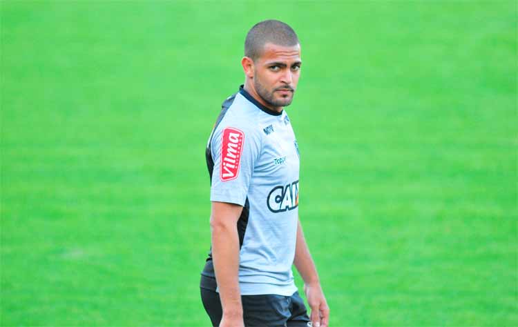 Depois de uma apagada passagem pelo Corinthians, Clayton está entre os relacionados no Galo