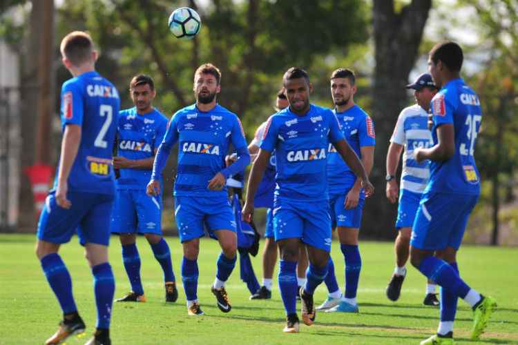 Mano Menezes relacionou 22 jogadores no elenco do Cruzeiro para enfrentar o Santos no Mineirão
