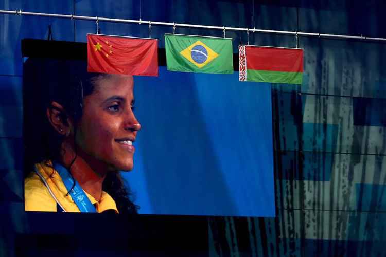 Pela primeira vez na história, nadadora brasileira conquistou uma medalha de ouro no Mundial