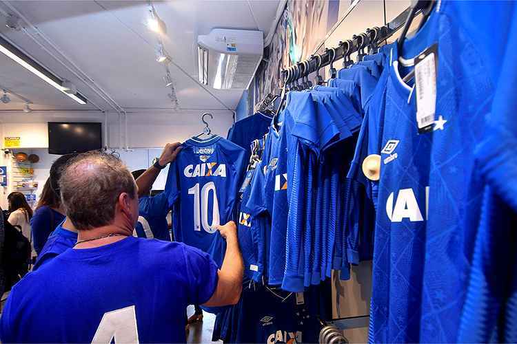 Camisas principais do Cruzeiro, lançadas há um mês, são vendidas nas lojas por R$239,90 (versão fan)