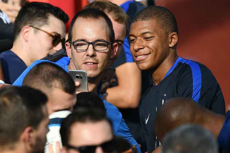Kylian Mbappe atende os fãs em treino da Seleção Francesa; atacante deve atuar com Neymar no PSG
