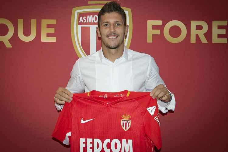Jogador tem passagens por equipes como Fiorentina, Manchester City, Internazionale e Sevilla