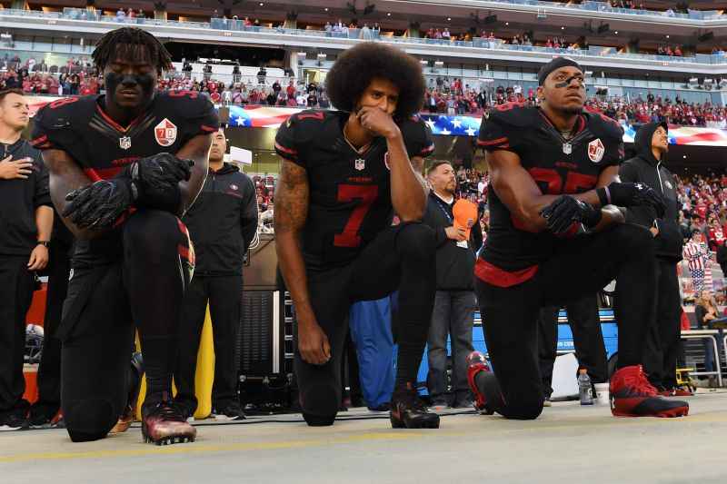 Kaepernick (C) era o 23º quarterback da NFL. Hoje, não consegue nem treinar