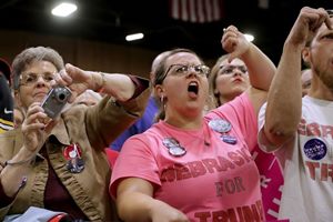 Fãs protestam contra Colin Kaepernick no Colorado, durante a campanha de Donald Trump