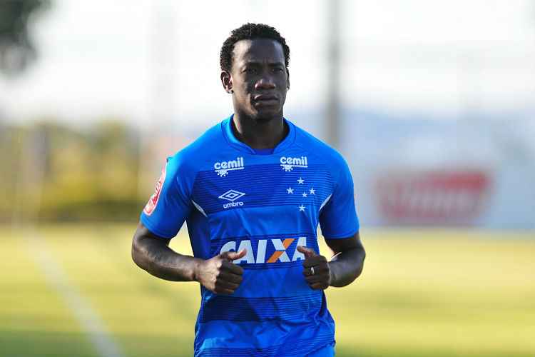 Caicedo tem vínculo com Cruzeiro até 2022; ação na Fifa não interferiria no empréstimo ao Barcelona