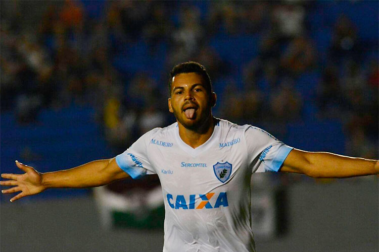 Carlos Henrique marcou duas vezes e garantiu triunfo do Tubarão diante do Fluminense, no Paraná