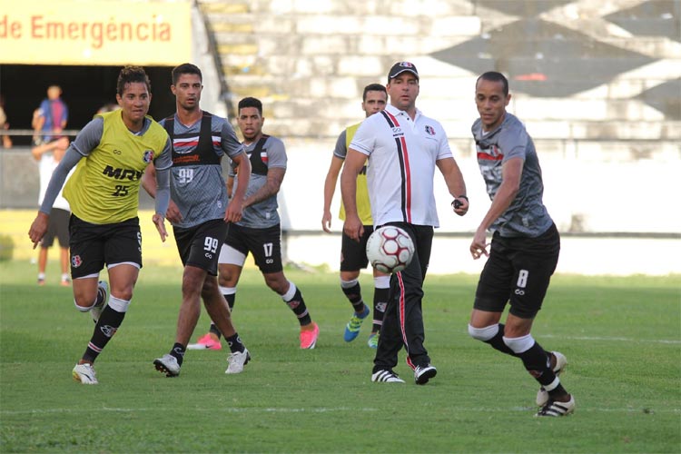 Além do teste ofensivo, Martelotte deu ênfase ao sistema defensivo do Santa Cruz durante o treino