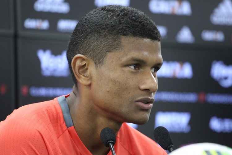 Márcio Araújo está entre os titulares do Flamengo diante do Paraná