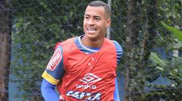Victor Luiz pode ganhar chance com Mano