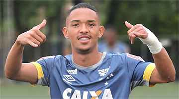 Mano coloca esperança no lateral Vitinho