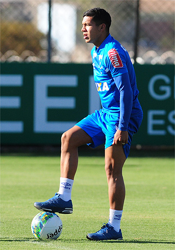 Com Romero vetado na Primeira Liga, Lennon será o titular contra o Londrina