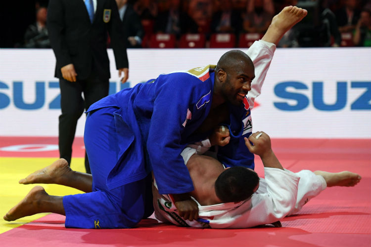 Teddy Riner, de azul, acabou derrotando o brasileiro na final do Mundial
