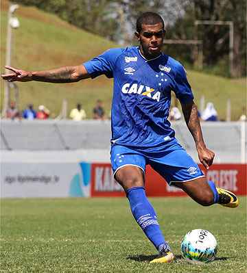 Depois de desperdiçar duas boas chances no tempo normal, Alex perdeu uma das cobranças na disputa por pênaltis contra o Londrina