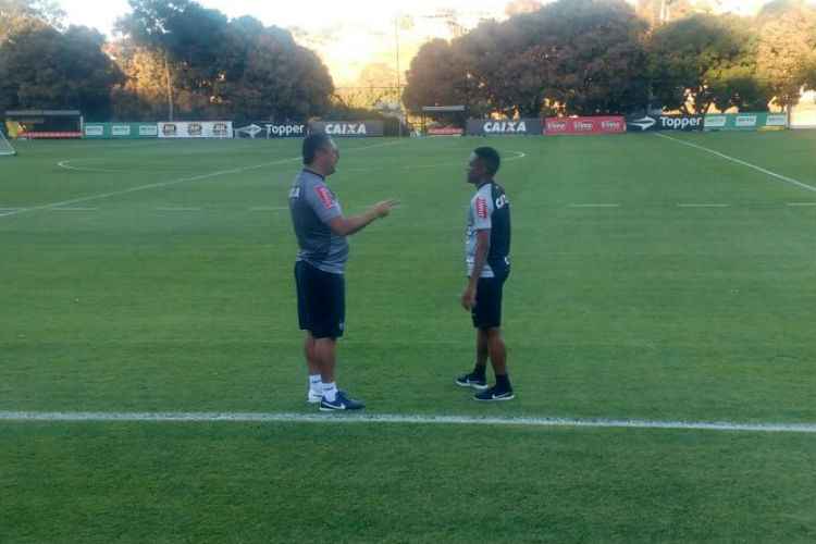 Rogério Micale e Elias tiveram uma longa conversa em um dos campos da cidade do Galo