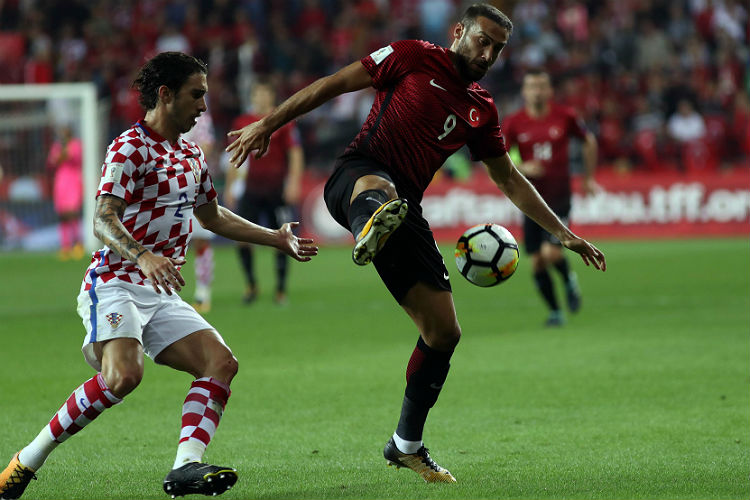 Cenk Tosun (9) foi autor do gol da vitória turca diante da Croácia, pela oitava rodada das Eliminatórias