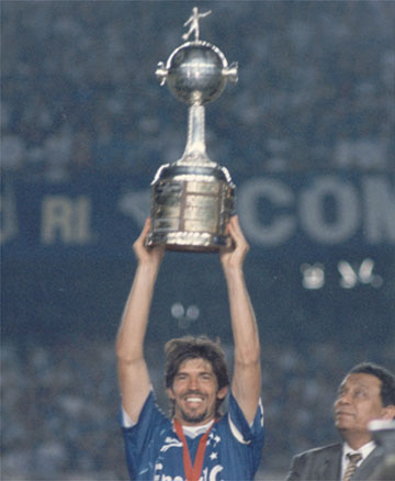 Gottardo ergue a taça da Libertadores
