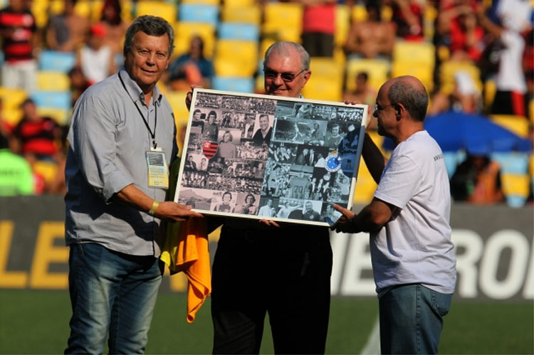 Homenagem aos 70 anos de Raul concedida pelo Cruzeiro e pelo Flamengo, em 2014, no Maracanã