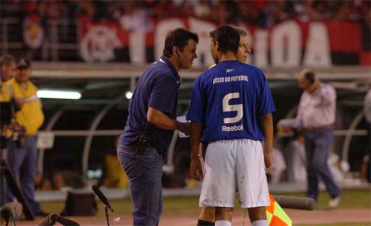 Adilson Batista foi o técnico que conduziu o Cruzeiro em maior série vitoriosa sobre o Flamengo