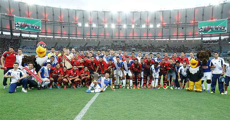 Em 2013, Cruzeiro recebeu as faixas de campeão brasileiro do Flamengo, no Maracanã