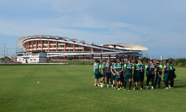 Jogadores treinaram nesta quinta-feira em campo anexo ao Estádio Mangueirão, local do jogo